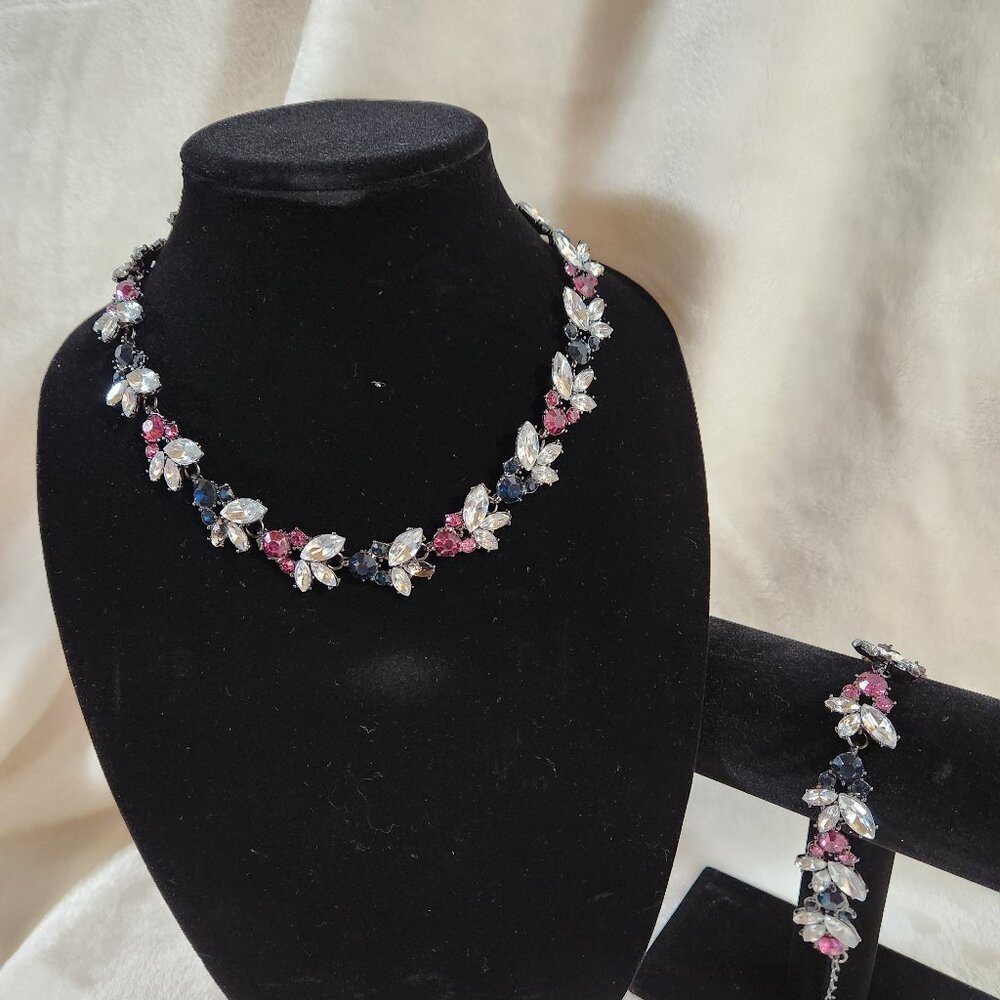 Elegent jewel necklace and bracelet set. Black, pink and blue adjustable length